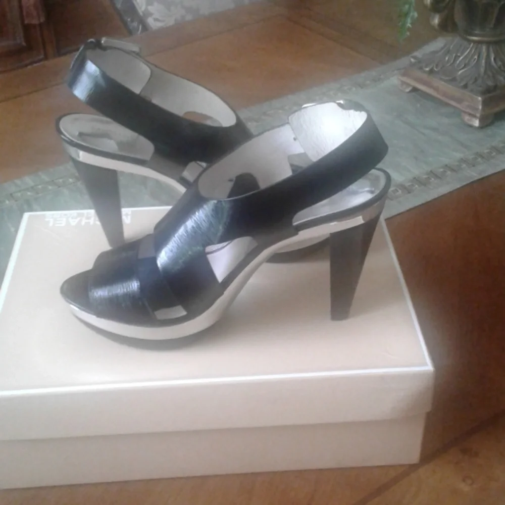 Michael Kors shoes - Picture 2 of 3